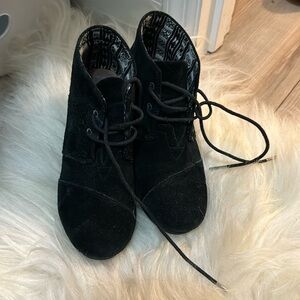 Black suede Tom’s wedges
